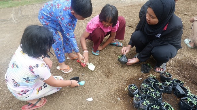 Kelompok 99 PMM UMM Edukasi Anak-Anak Dusun Brau Penanaman Bibit Sayur 3