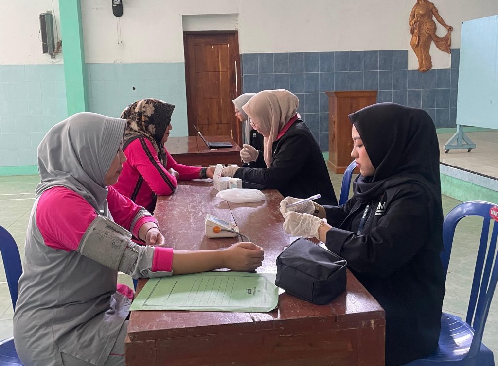 PMM 29 UMM Sosialisasi Cegah Diabetes-Cek Gula Darah Gratis Warga Tegalombo Pacitan 1