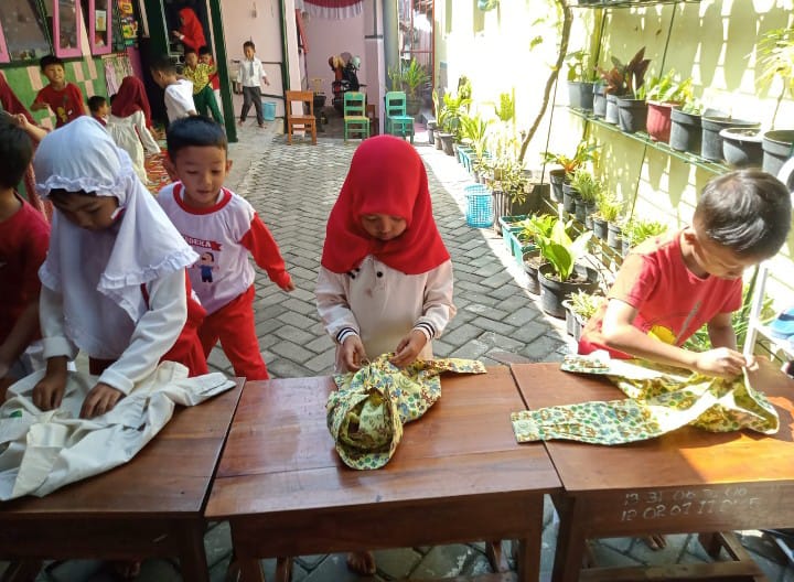 Siswa-Wali Murid TK ABA 13 Malang Semarak Lomba HUT RI 79 1