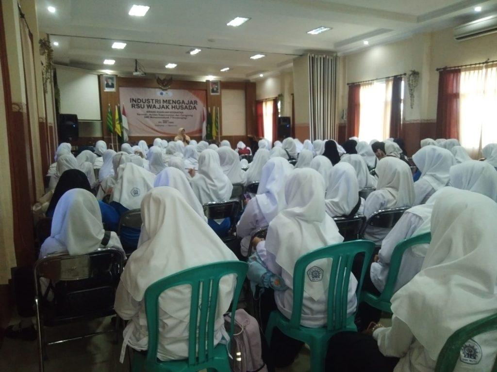 Kajian Keputrian SMK Mutu Gondanglegi Up To Date, Bahas Aurat Hingga Filosofi   1