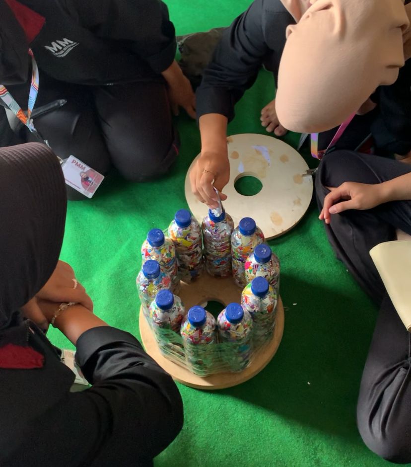 Solutif, PMM 7 UMM Ubah Sampah Plastik Menjadi Kursi Ecobrick 1
