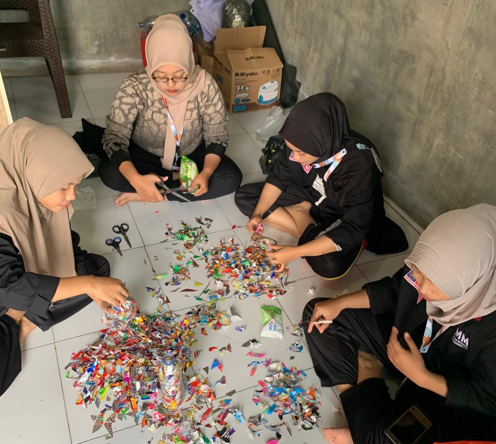 Solutif, PMM 7 UMM Ubah Sampah Plastik Menjadi Kursi Ecobrick 2