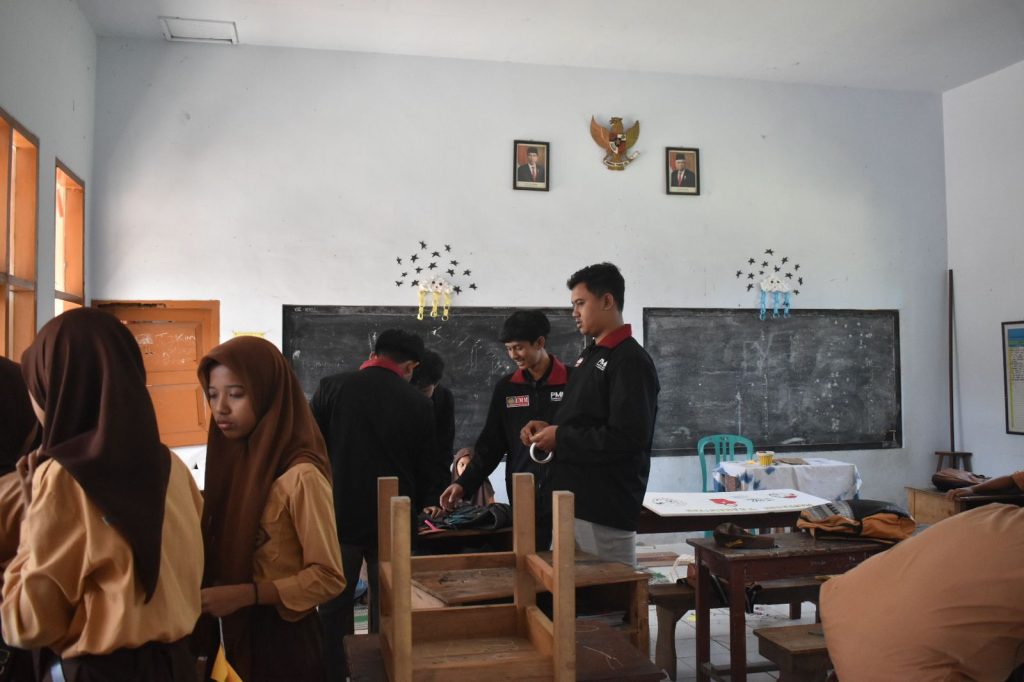 PMM 103 UMM-Siswa MTs Al Hidayah Sukonolo Kreatifitas Menghias Kelas 2