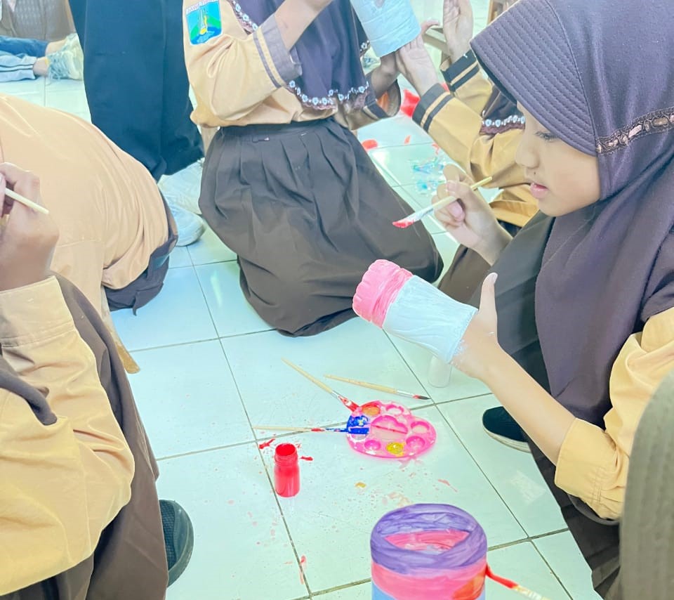 PMM 16 UMM Ubah Sampah Jadi Pupuk-Produk Kerajinan  Tangan 1