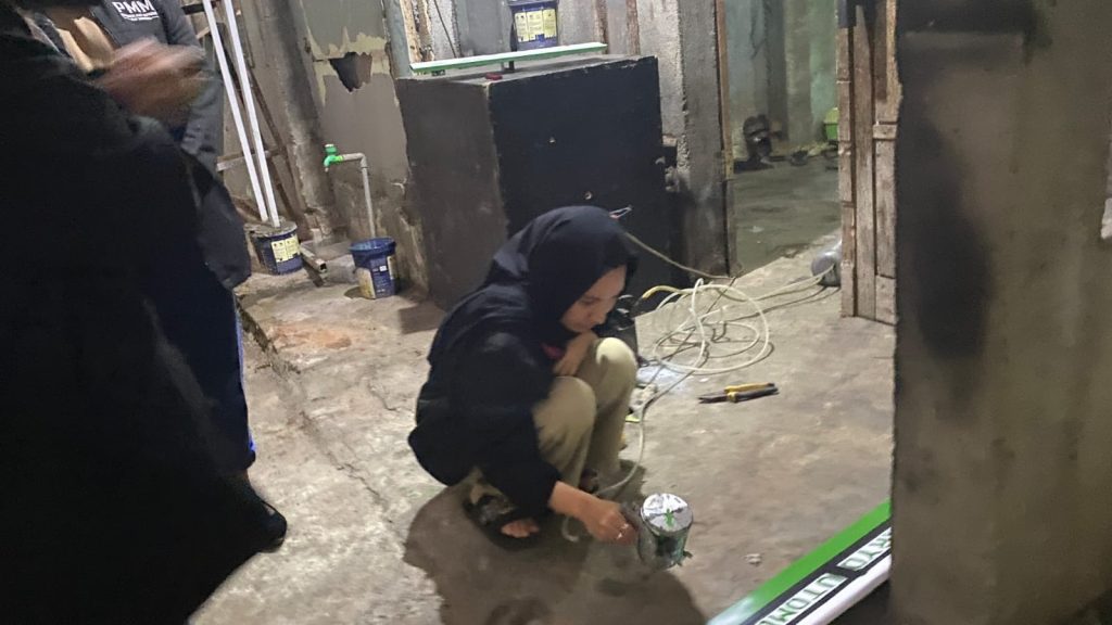 Inspiratif, PMM 54 UMM Pasang Papan Nama Jalan di Desa Bumiaji 3