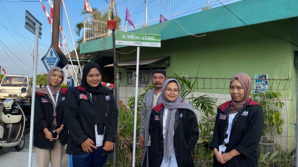 Inspiratif, PMM 54 UMM Pasang Papan Nama Jalan di Desa Bumiaji 1