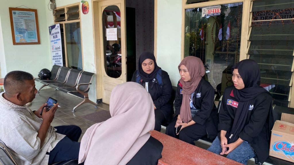 Inspiratif, PMM 54 UMM Pasang Papan Nama Jalan di Desa Bumiaji 2