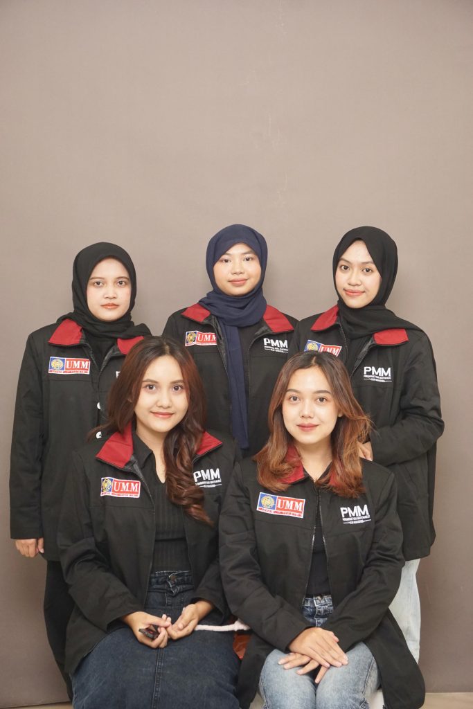 PMM 95 UMM Bersama Siswa SDN Nglegok 02 Manfaatkan Limbah Plastik Jadi Karya Kreatif 3