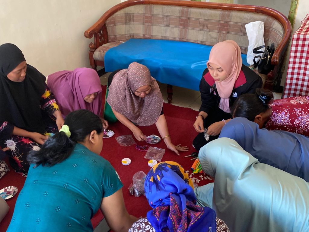 Art Therapy PMM 45 UMM Tingkatkan Kesehatan Mental Lansia di Desa Bunut Wetan 1