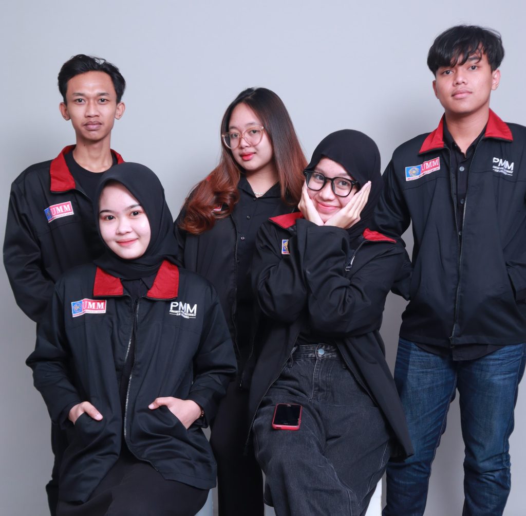 Cegah DBD, PMM 43 UMM Bersama Siswa RA 06 Al Hidayah Batu Gelar Bersih Lingkungan 2