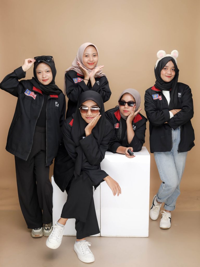 PMM 20 UMM Ajak Warga Desa Godong, Jombang, Olah Limbah Jadi Lilin Aromaterapi 3