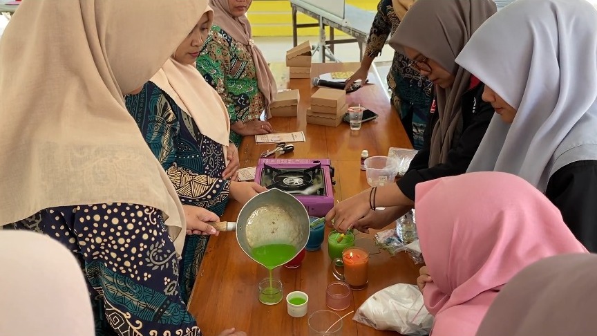 PMM 20 UMM Ajak Warga Desa Godong, Jombang, Olah Limbah Jadi Lilin Aromaterapi 2