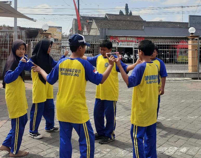 Semarak HUT RI 79, Siswa-Guru SMP M-One Sumberpucung Kompak Lomba Bersama 1