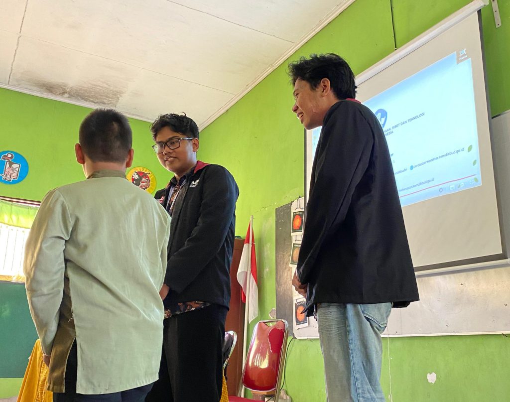 PMM 99 UMM Terapkan Metode Analisis Kartun, Edukasi Siswa SDN 1 Wonodadi 2