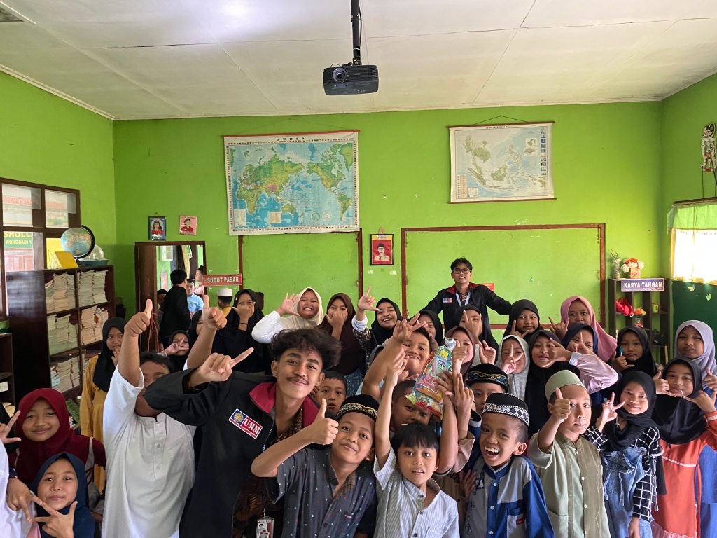 PMM 99 UMM Terapkan Metode Analisis Kartun, Edukasi Siswa SDN 1 Wonodadi 3