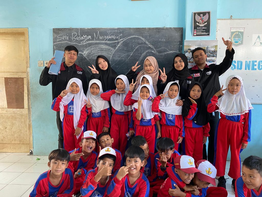 PMM 15 UMM Ajak Siswa SDN 02 Sukoanyar Karya Kerajinan Anorganik: Estetik-Bernilai Jual 3