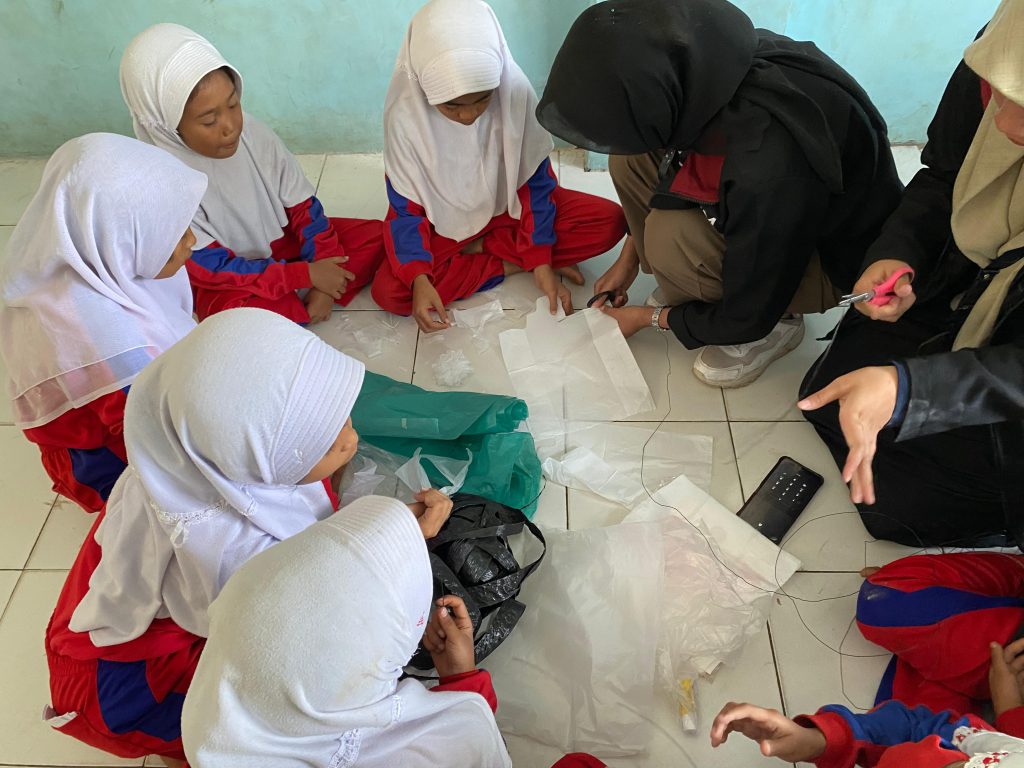 PMM 15 UMM Ajak Siswa SDN 02 Sukoanyar Karya Kerajinan Anorganik: Estetik-Bernilai Jual 2