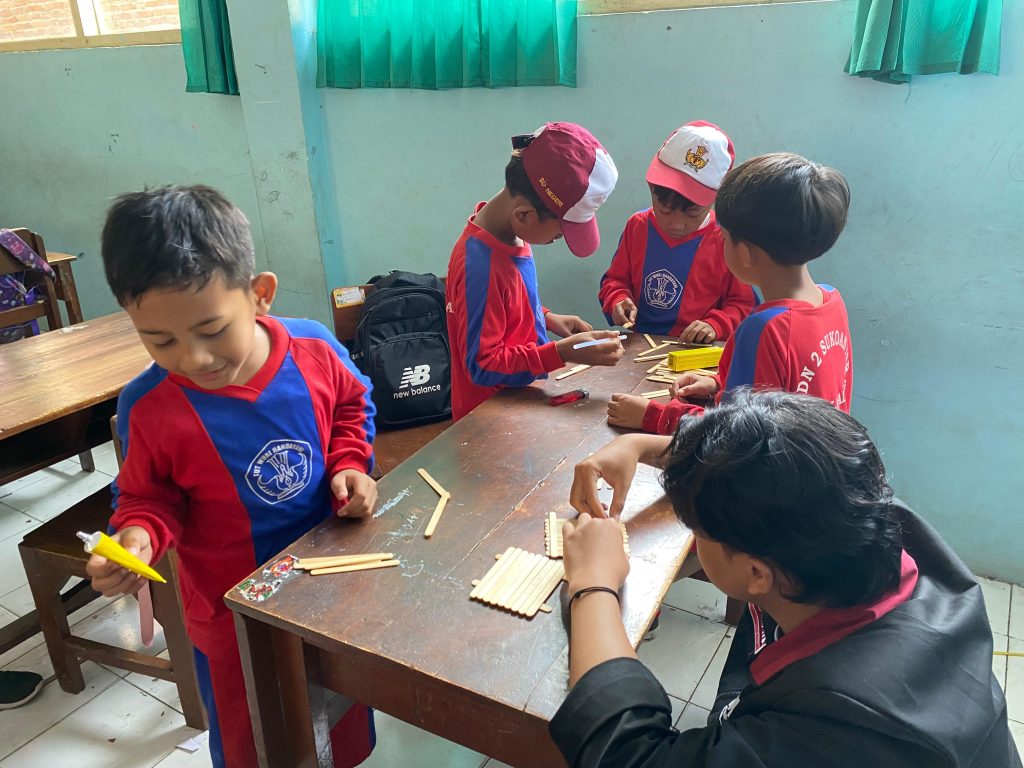 PMM 15 UMM Ajak Siswa SDN 02 Sukoanyar Karya Kerajinan Anorganik: Estetik-Bernilai Jual 1