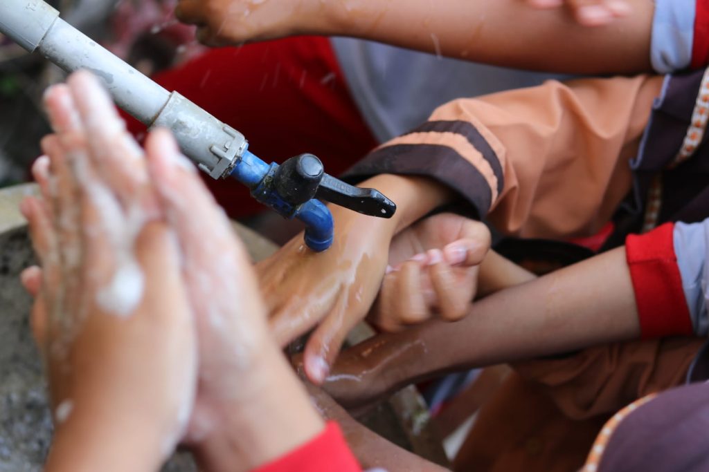 Mahasiswa KKN UMLA Edukasi Personal Hygiene Siswa SDN Desa Bulutengger 2