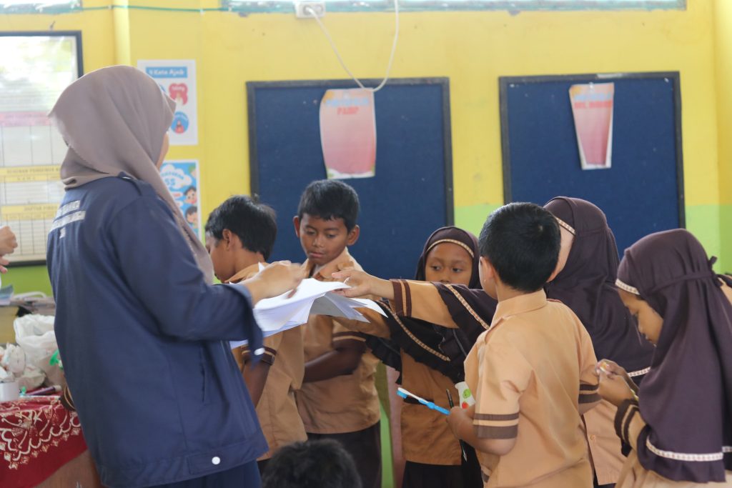 Mahasiswa KKN UMLA Edukasi Personal Hygiene Siswa SDN Desa Bulutengger 1