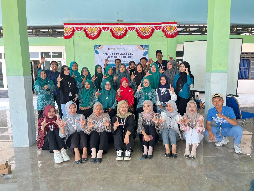 Seminar Pemasaran-Pelatihan Inovasi Daun Kelor, Mahasiswa KKN UMLA Praktik Pembuatan Moringa Stik 1