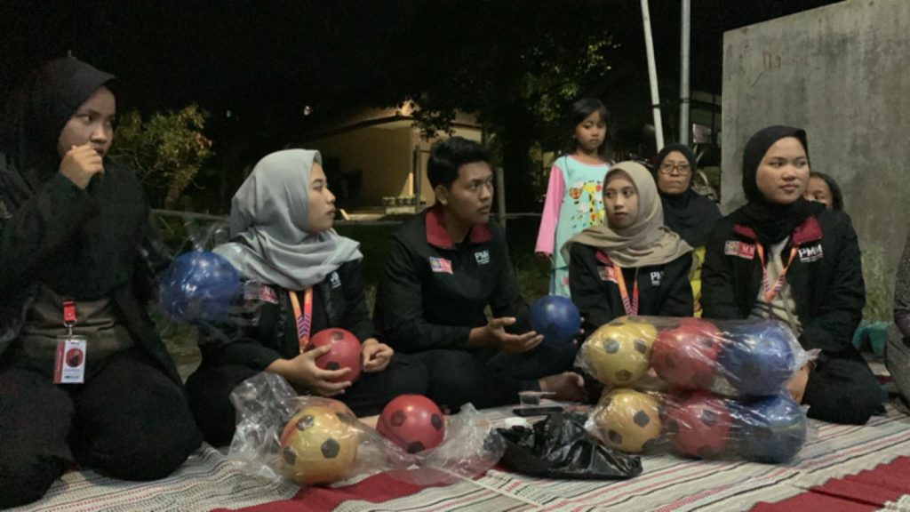 Karya Lampion Limbah Plastik PMM 39 UMM Hiasi Kampung Ledoksari Dampit 1