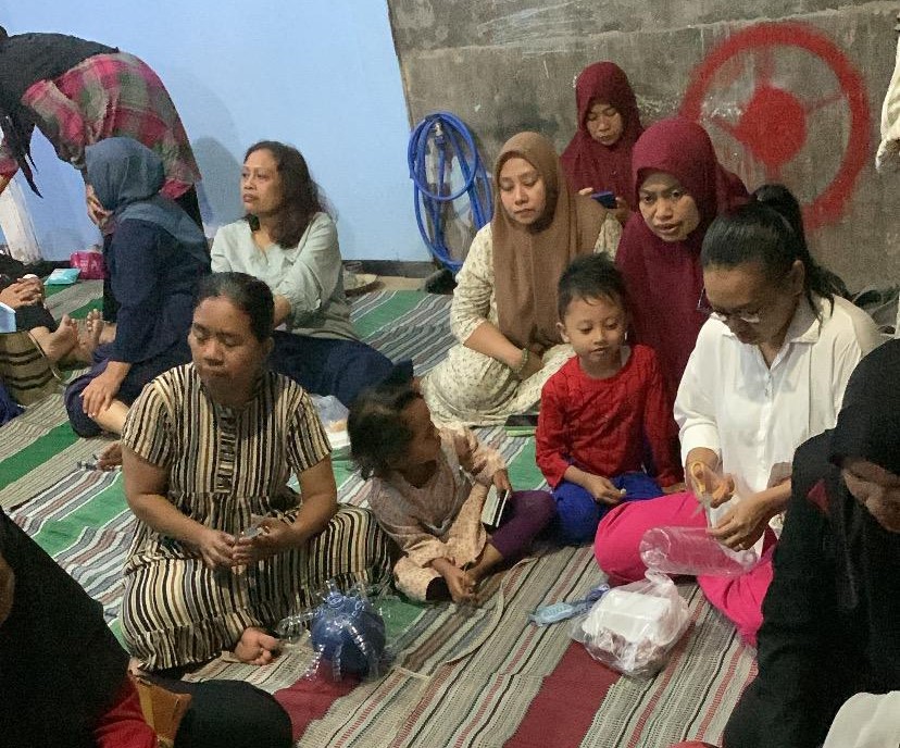 Karya Lampion Limbah Plastik PMM 39 UMM Hiasi Kampung Ledoksari Dampit 2