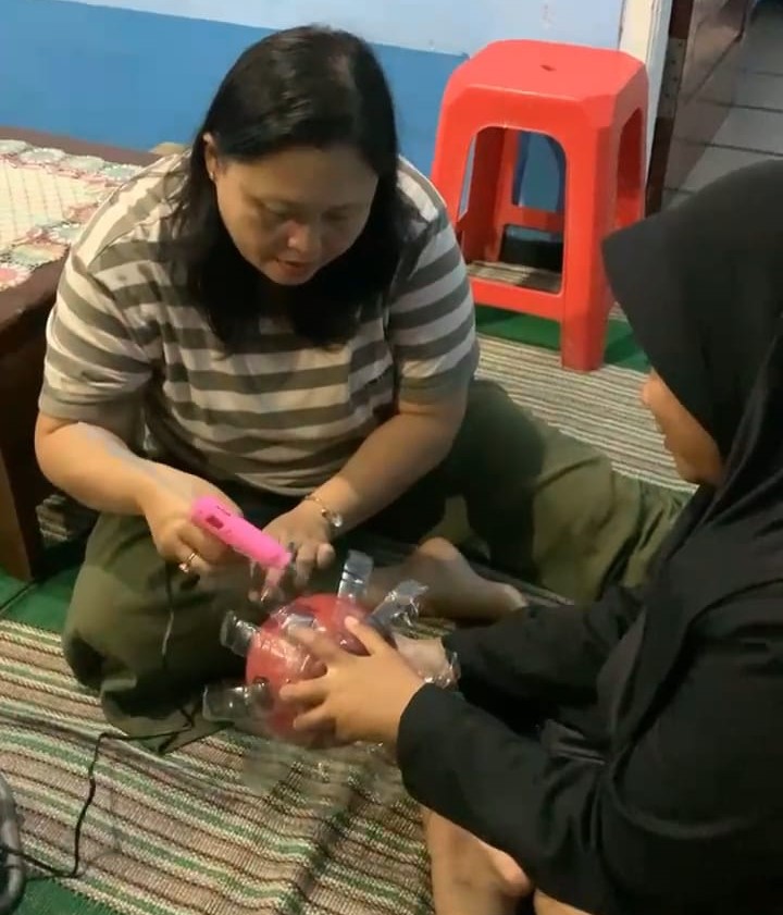Karya Lampion Limbah Plastik PMM 39 UMM Hiasi Kampung Ledoksari Dampit 3