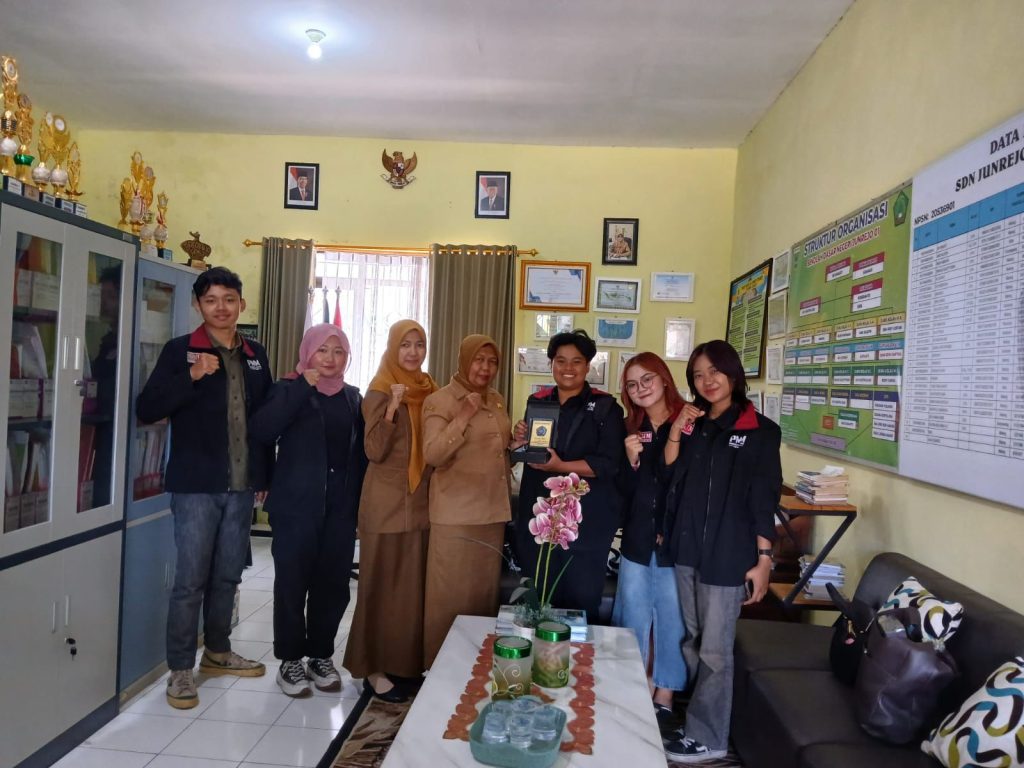 Mengembangkan Keaktifan Literasi-Pancasila dan PHBS di SDN Junrejo 01: Peran Aktif PMM Kel 55 Gel 4 UMM 1