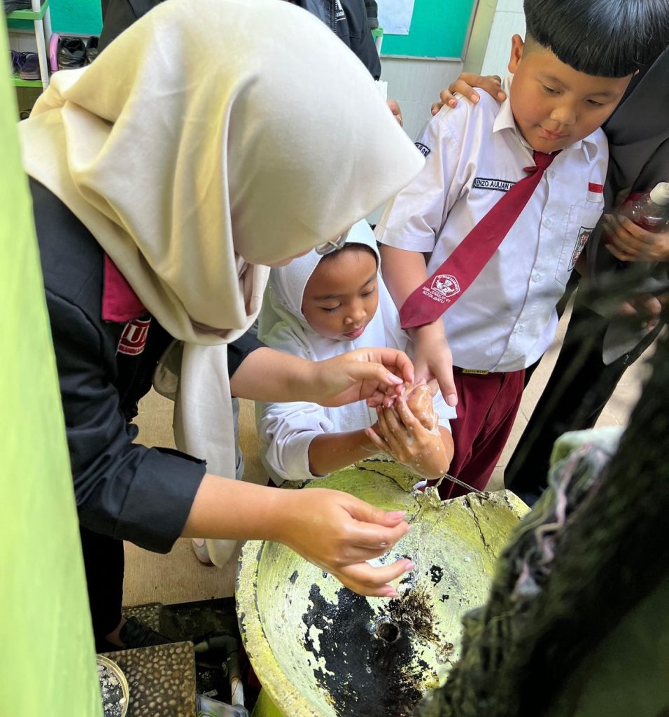 Mengembangkan Keaktifan Literasi-Pancasila dan PHBS di SDN Junrejo 01: Peran Aktif PMM Kel 55 Gel 4 UMM 2