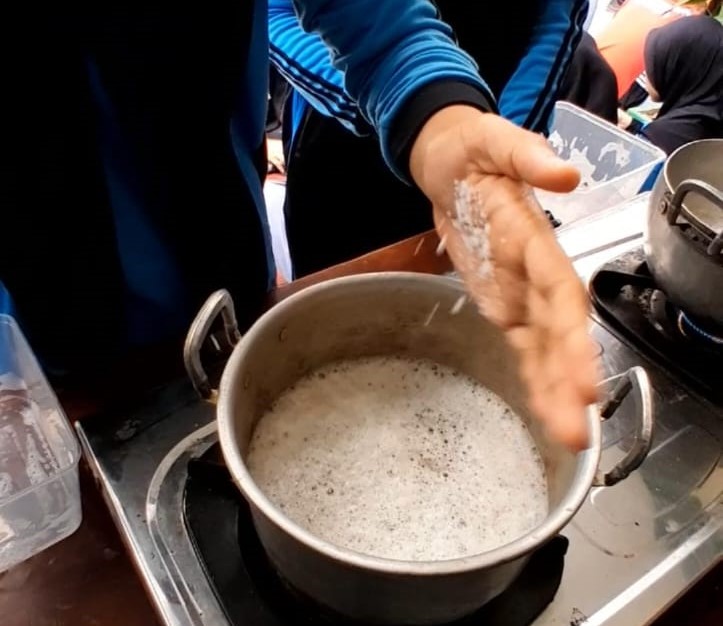 Program P5 Siswa Smamuda Sumberpucung Karya Sabun Cuci Bahan Daun Lerak   2