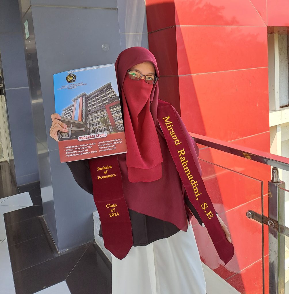 Raih Summa Cumlaude, Dini Arek Ekonomi Syariah UMM Terbaik Prodi-FAI 2