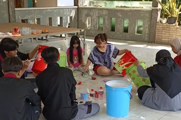 Kreatif, PMM 16 UMM Bantu Warga Perum Tidar Villa Estate, Karangwidoro, Tong Sampah Edukatif 1