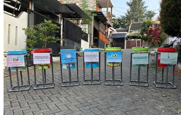 Kreatif, PMM 16 UMM Bantu Warga Perum Tidar Villa Estate, Karangwidoro, Tong Sampah Edukatif 2