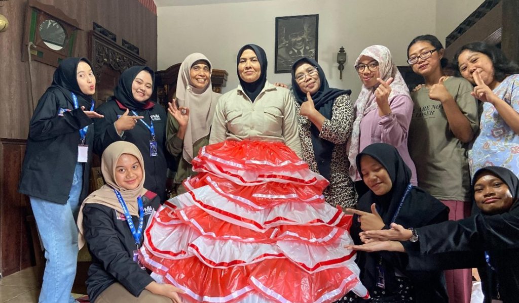 Psikoedukasi Enviromental Awareness-Transformasi Sampah Daur Ulang : Inisiatif Kreatif PMM 20 UMM di PKK Landungsari 1