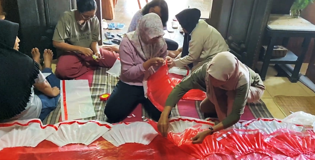 Psikoedukasi Enviromental Awareness-Transformasi Sampah Daur Ulang : Inisiatif Kreatif PMM 20 UMM di PKK Landungsari 2