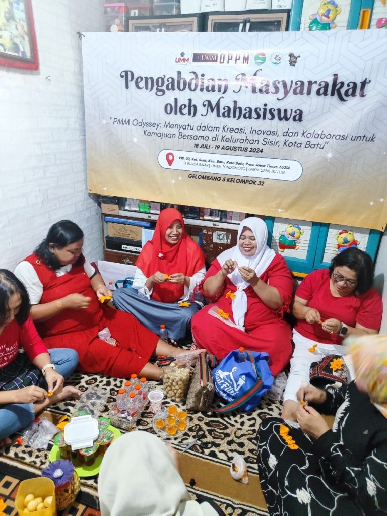 Kader Dasawisma RW.03 Kelurahan Sisir, Ikuti Kelas Kreatif  PMM 32 UMM 2
