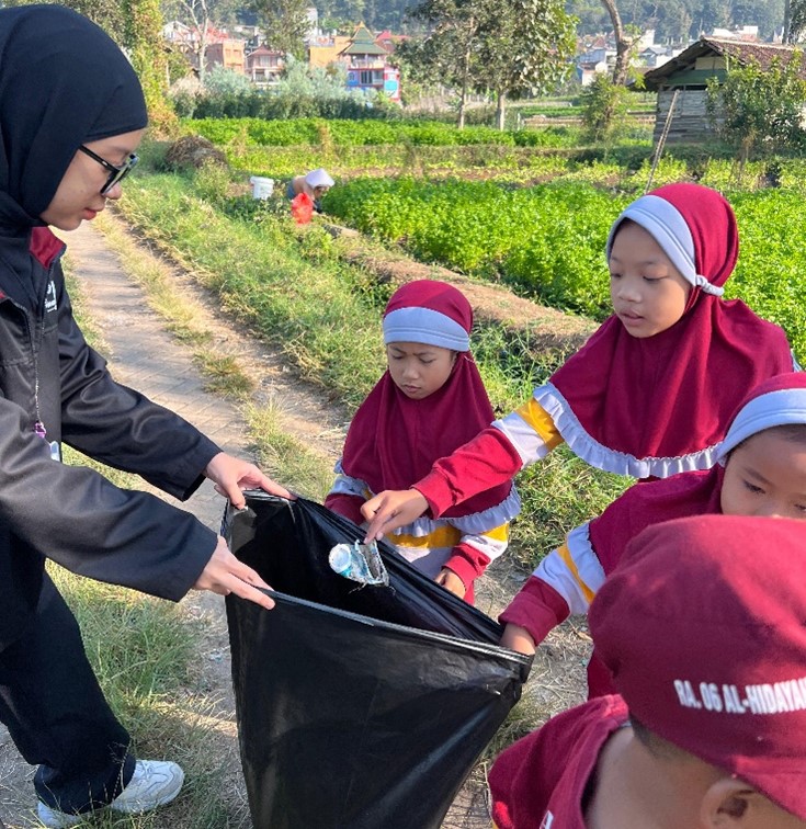 Cegah DBD, PMM 43 UMM Bersama Siswa RA 06 Al Hidayah Batu Gelar Bersih Lingkungan 1