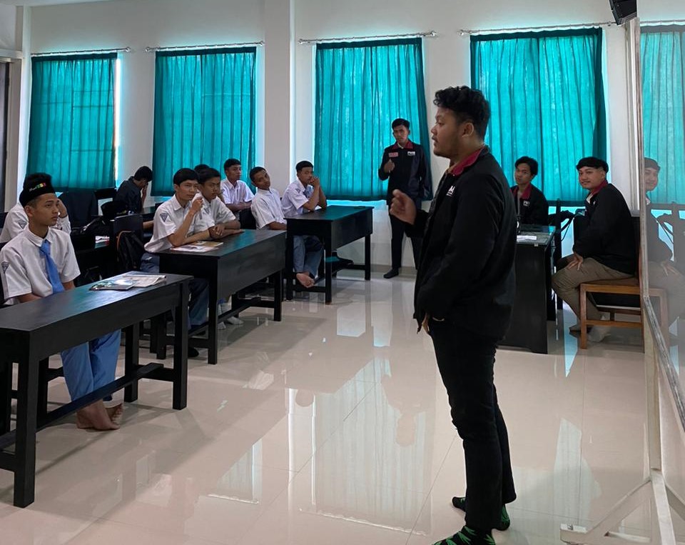 PMM 56 UMM Sosialisasi Urgensi Pendidikan di MA Al Hidayah 1