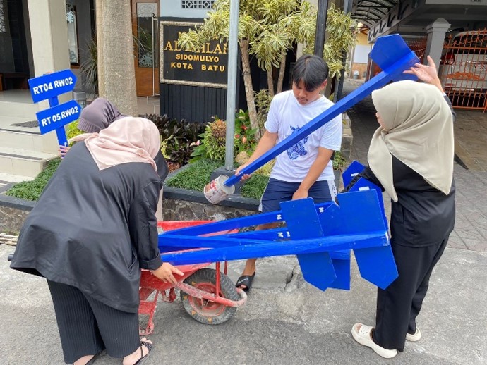 PMM 88 UMM Pasang Plakat RT Bersama Karang Taruna RW 02 Desa Sidomulyo, Untuk Meningkatkan Arah dan Keterampilan Organisasi 1