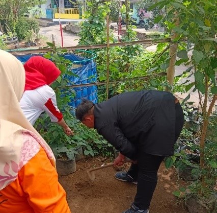 PMM 90 UMM Proker Edukasi Stunting-Olah Limbah Organik Melalui Biopori 3