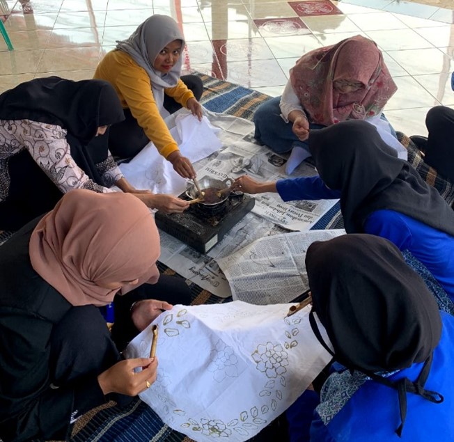 PMM 98 UMM Latih Ibu-Ibu Desa Jenggolo Kepanjen Karya Batik Tulis 1