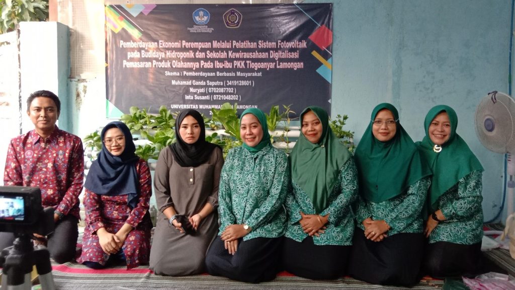 Dosen UMLA Pemberdayaan Ekonomi Perempuan Sistem Fotovoltaik Budidaya Hidroponik-Sekolah Kewirausahaan Digitalisasi Pemasaran PKK Tlogoanyar Lamongan 1