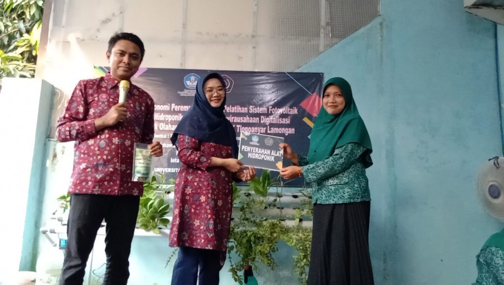 Dosen UMLA Pemberdayaan Ekonomi Perempuan Sistem Fotovoltaik Budidaya Hidroponik-Sekolah Kewirausahaan Digitalisasi Pemasaran PKK Tlogoanyar Lamongan 2