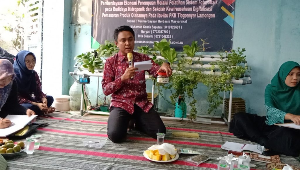 Dosen UMLA Pemberdayaan Ekonomi Perempuan Sistem Fotovoltaik Budidaya Hidroponik-Sekolah Kewirausahaan Digitalisasi Pemasaran PKK Tlogoanyar Lamongan 4