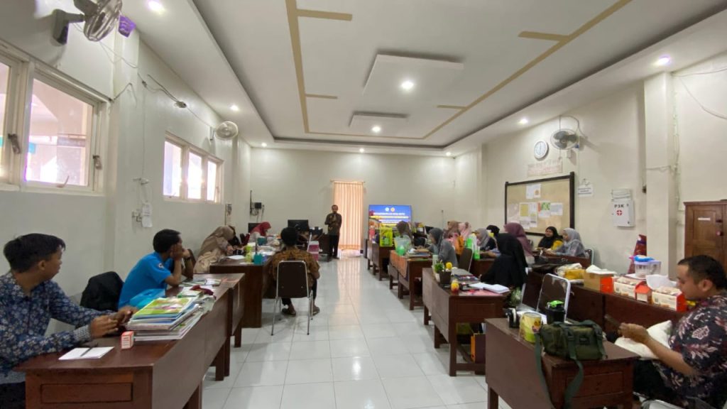 Guru MD2 Elementary Sumberpucung Workshop Pengembangan Soal HOTS 2