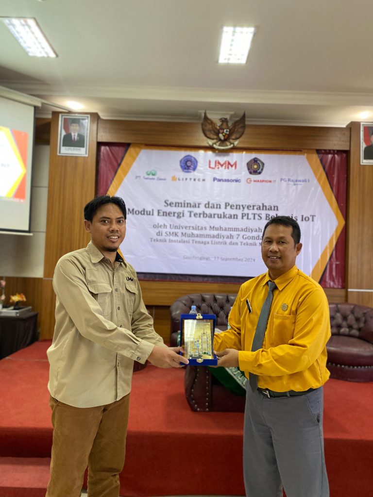 TITL-Mekatronika SMK Mutu Gondanglegi Seminar Energi Terbarukan-Penyerahan PLTS IoT UMM 2
