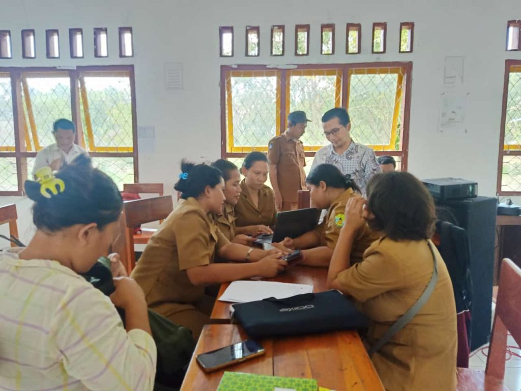 Guru SMK Mugas Pemateri Bantuan Pemerintah Project Kreatif dan Kewirausahaan 2