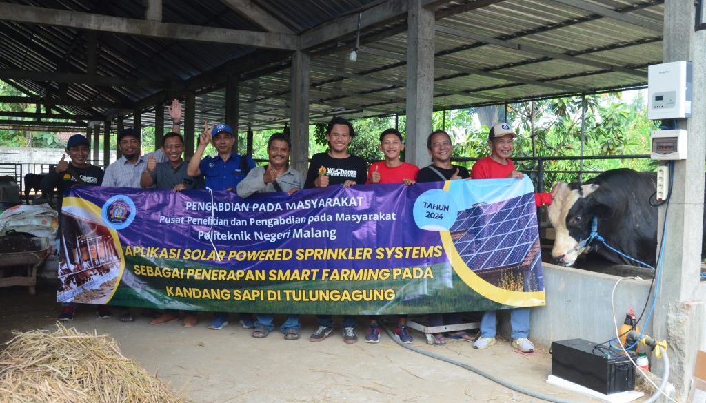 Prosesi serah terima alat di area kandang sapi UD. Arta Lumintu