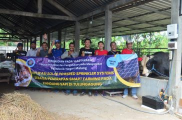 Prosesi serah terima alat di area kandang sapi UD. Arta Lumintu